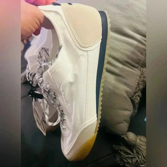 Zara casual womens sneakers size 6 NWT
Perfect for a vacation trip or any day - Picture 6 of 9